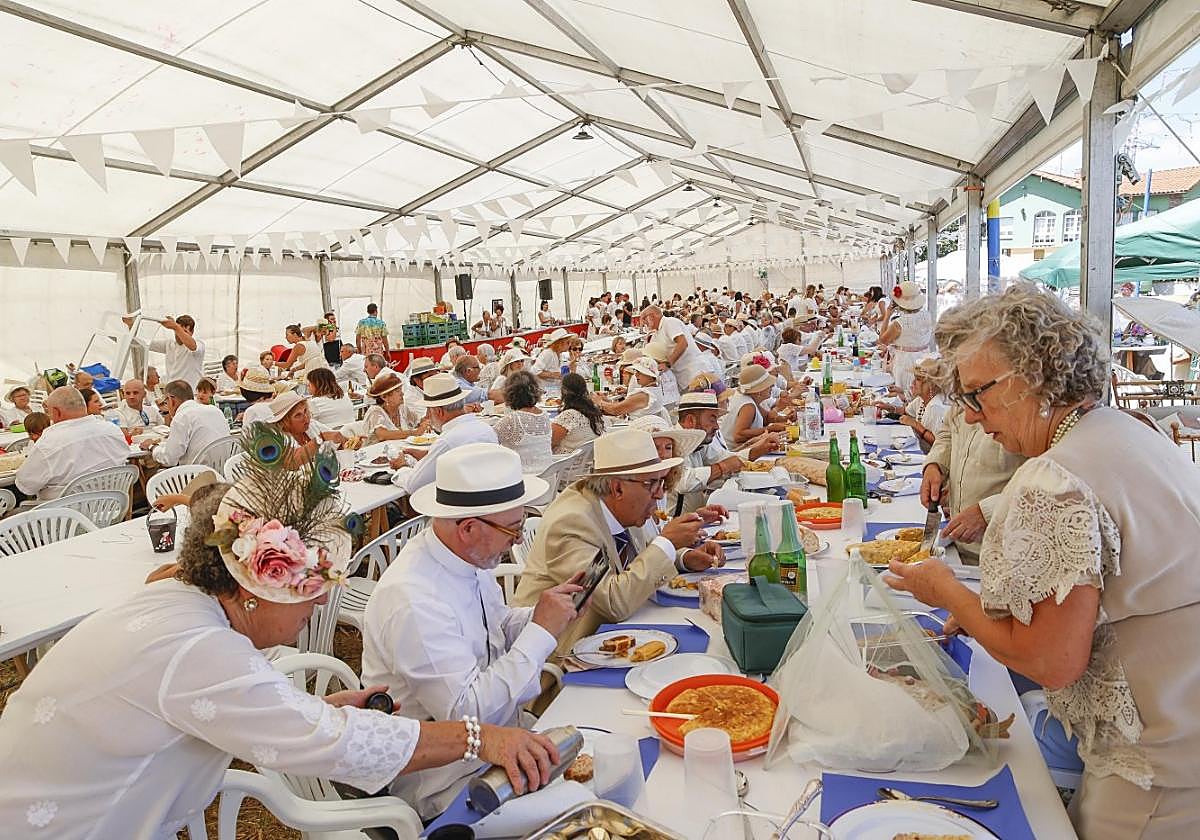Un grupo disfrutando del día de indianos en las fiestas el año pasado.