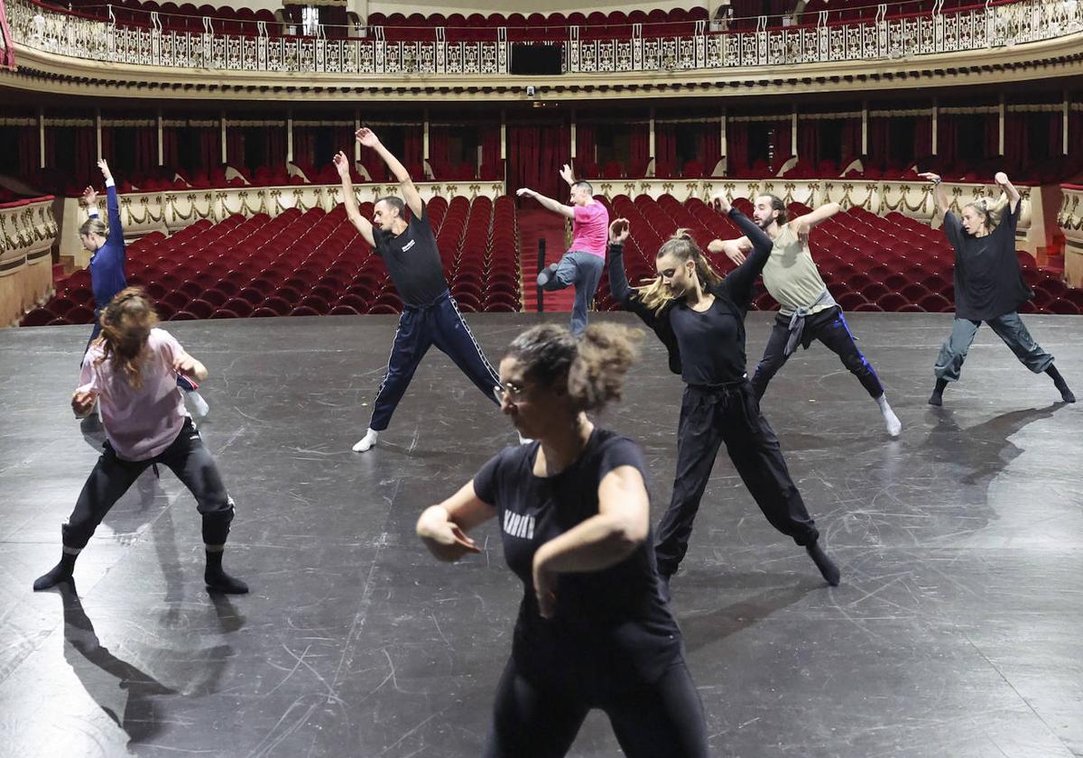 Primera sesión de calentamiento del grupo de bailarines.