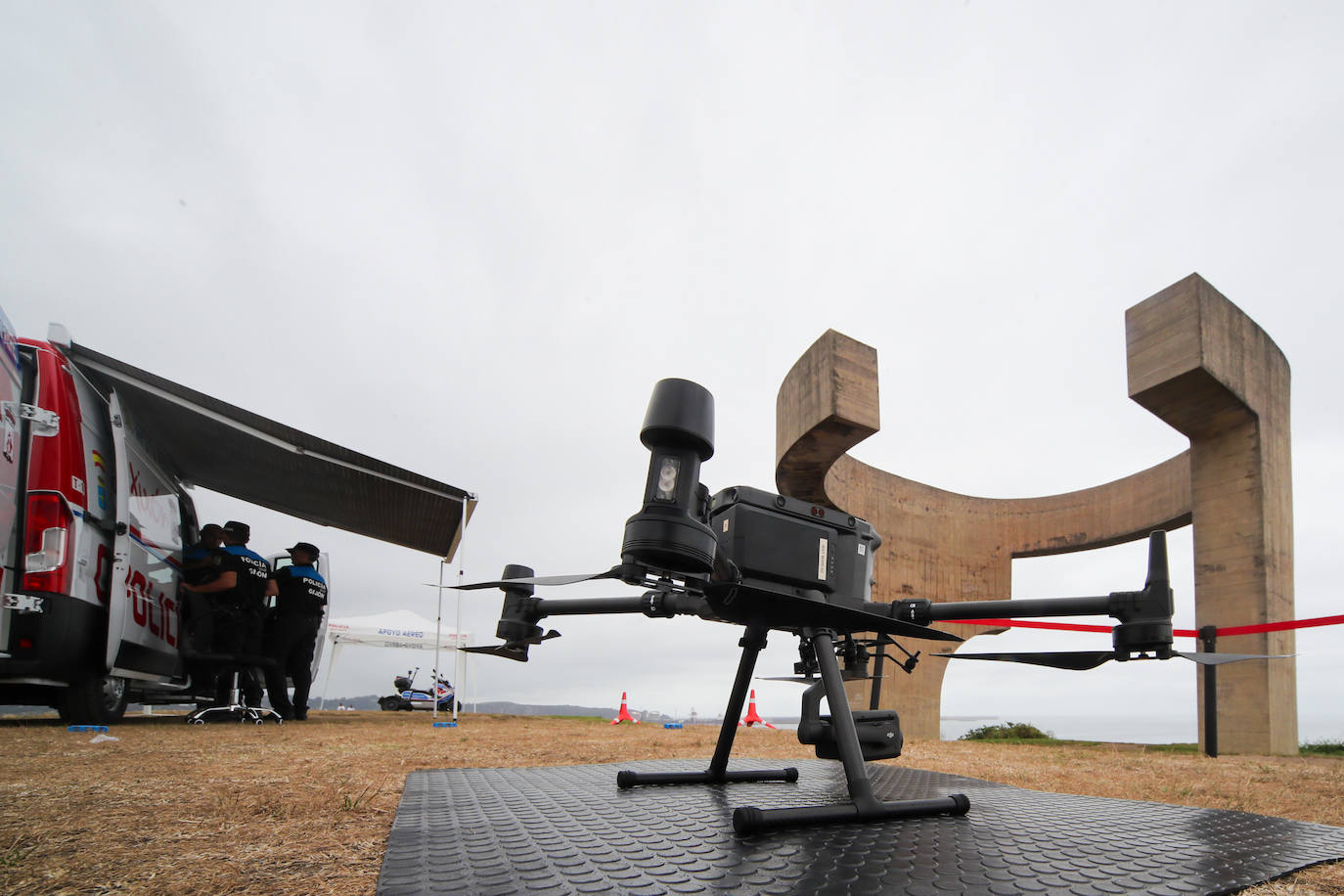 Así es el nuevo furgón de la Policía Local de Gijón para pilotar drones