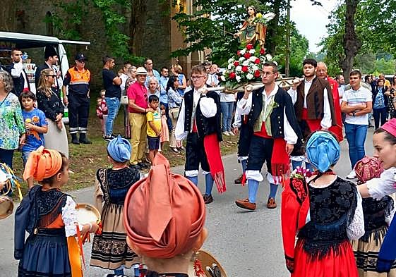 De llevar las andas de la santa se encargaron cuatro primos de Alfredo Coro, fallecido en accidente. FOTOS: G. F. B.