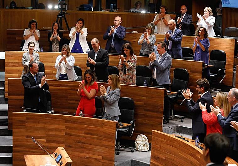 Adrián Barbón recibe los aplausos de los diputados del PSOE tras la votación en la que salió reelegido presidente del Principado.