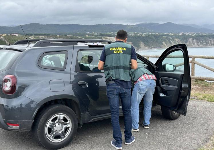 Agentes de la Guardia Civil registran el coche de Jaime Pérez Lorente.