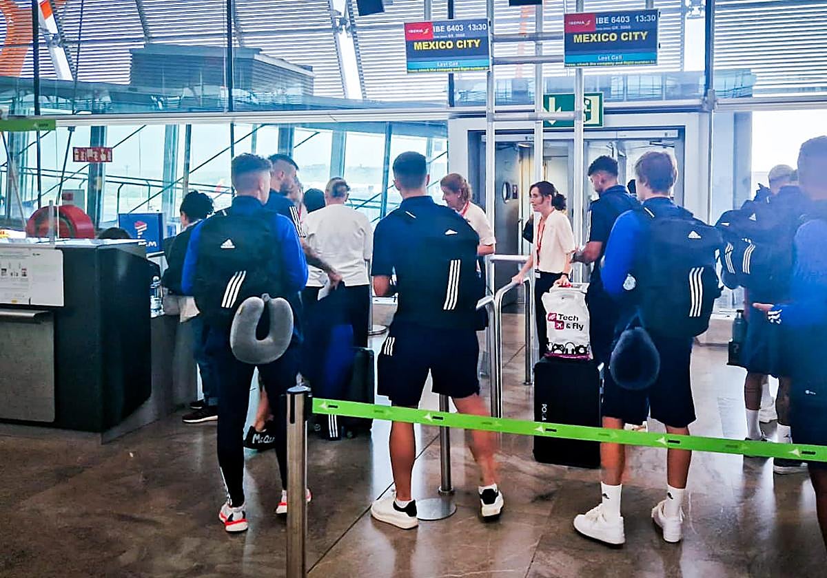 Los futbolistas embarcaron este miércoles para pisar tierras mexicanas.