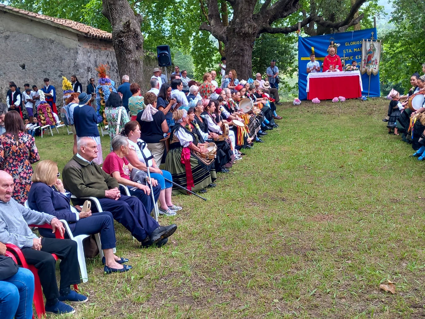 Flores para no olvidar en la fiesta de Santa Marina en Parres