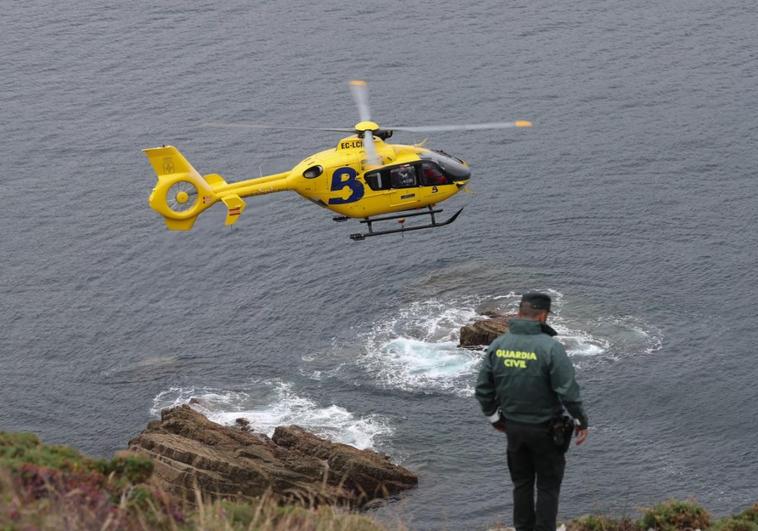 El helicóptero del 112 logró avistar el cuerpo, oculto en el pedreru.