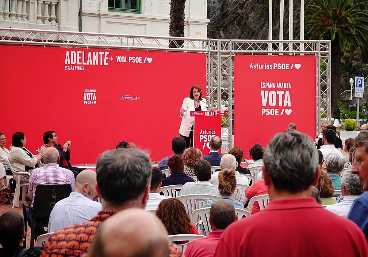 Mitin de Adriana Lastra en la plaza Alfonso X El Sabio, en Luarca.