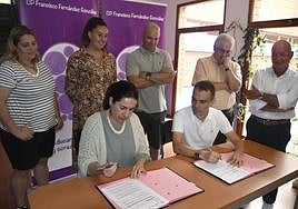 Iván Fernández y Virginia Cifuentes en la firma del contrato.