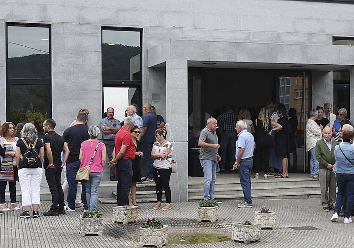 Compañeros y vecinos despiden al regidor este jueves, en el tanatorio de Santa Catalina.