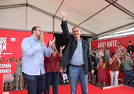 El expresidente del Gobierno José Luis Rodríguez Zapatero participa en un acto de campaña junto a la cabeza de lista del PSOE al Congreso por Asturias, Adriana Lastra; el secretario general de los socialistas asturianos y presidente del Principado, Adrián Barbón y el portavoz municipal de Gijón, Luis Manuel Flórez 'Floro'.
