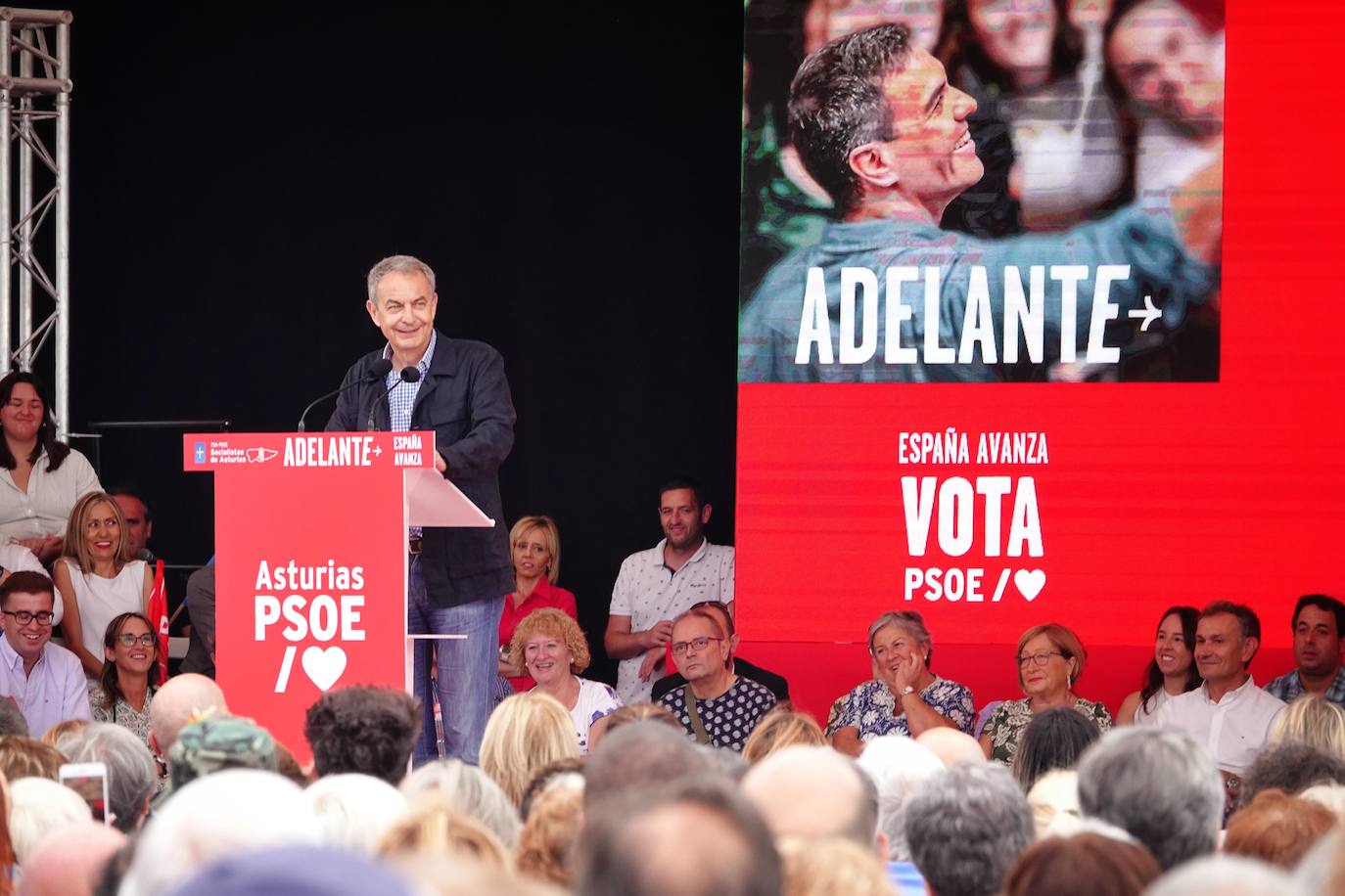 Zapatero, en un mitin del PSOE en Gijón