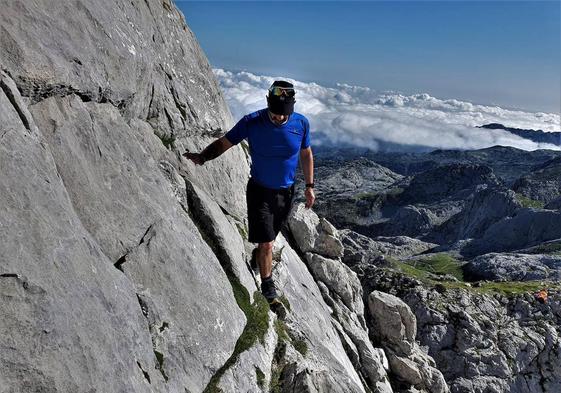 Para alcanzar la cumbre del Requexón hay que superar un paso aereo, estrecho, no apto para vértigos. Aparte de alguna trepada, la excursión a esta cumbre no reviste más dificultad que el desnivel a salvar por territorio calizo y la distancia a cubrir, de casi 16 kilómetros.