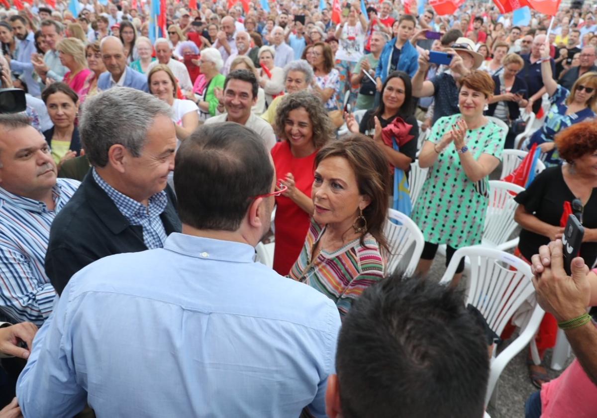 Zapatero y Barbón saludan a la viuda de Tini Areces, Marisol Saavedra.