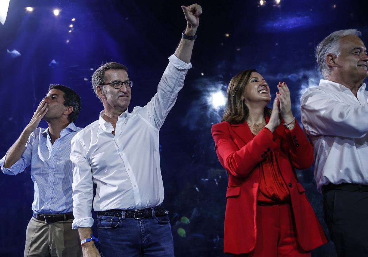 El líder del PP saluda ayer a los asistentes al mitin de Valencia, junto a Catalá y González Pons.