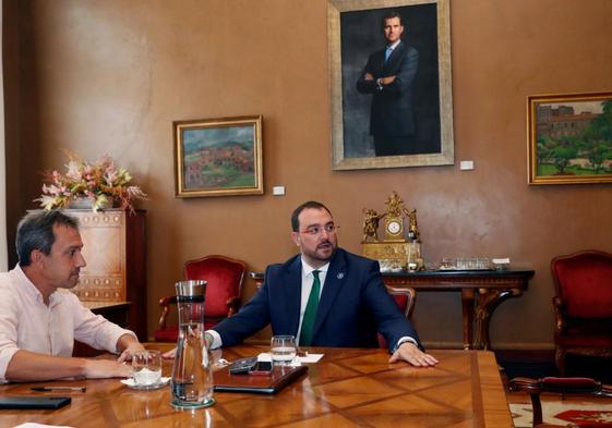 Ovidio Zapico (IU) y Adrián Barbón (PSOE), en la reunión que ambos mantuvieron la semana pasada.