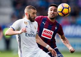 Mauro dos Santos pugna por un balón con Karim Benzema.