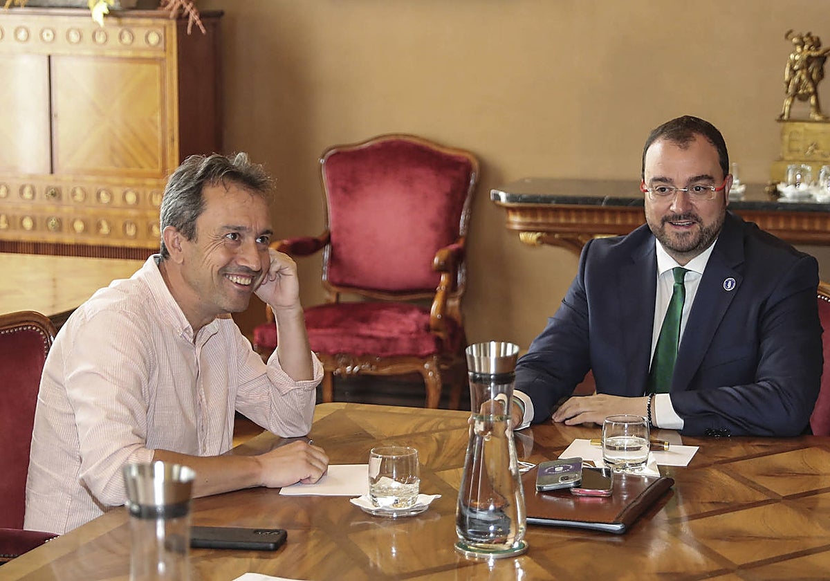 El coordinador de IU y líder de Convocatoria por Asturias, Ovidio Zapico, y el presidente del Principado, Adrián Barbón, en una reunión la semana pasada.