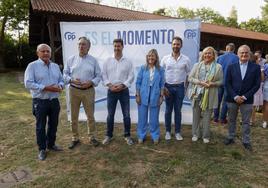 José Manuel Fernández Díaz, PabloGonzález, Silverio Argüelles, Esther Llamazares, Álvaro Queipo, Mercedes Fernández y Diego Canga, en el Pueblu d'Asturies de Gijón.