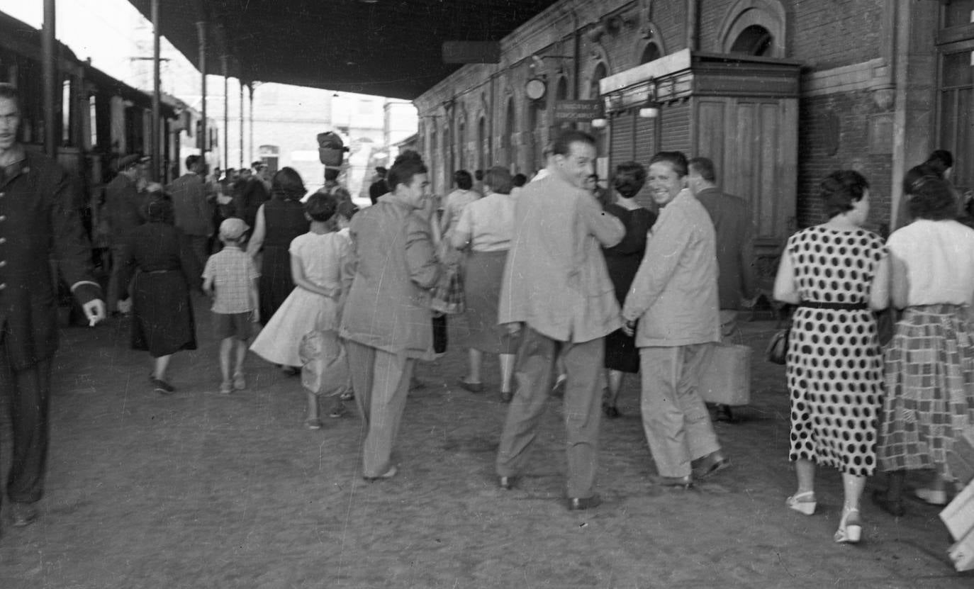 1950. Años dorados para el ferrocarril, un medio muy utilizado, de modo que la estación era un continuo trajín de viajeros.