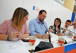 Gimena Llamedo, Adrián Barbón, Adriana Lastra e Iván González, en la comisión ejecutiva de la FSA que aprobó el preacuerdo.