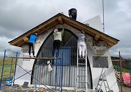 Las vecinas trabajan estos días en el arreglo de la ermita .