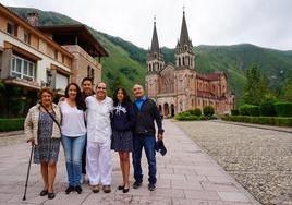 Para la familia mexicana Molina, con raíces en Pancar, la visita a Covadonga es indiscutible .