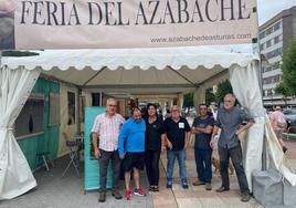 Los artesanos en la Feria del Azabache de Ribadesella.