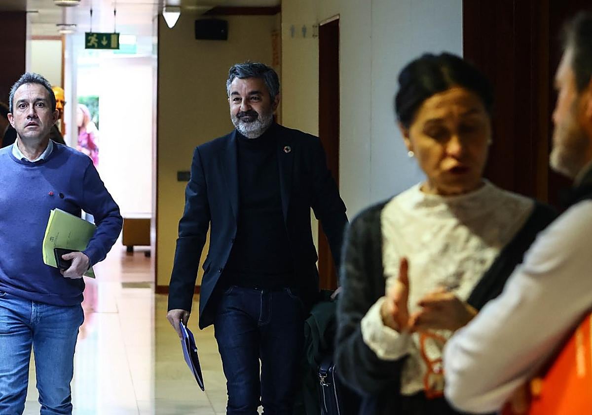 Zapico, futuro consejero de Ordenación Territorial, con Alejandro Calvo, de cuya consejería dependen hasta ahora parte de las competencias que asumirá el coordinador de IU.