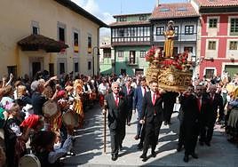 A hombros de doce voluntarios costaleros, la imagen de la Magdalena viajó desde su capilla a la basílica .