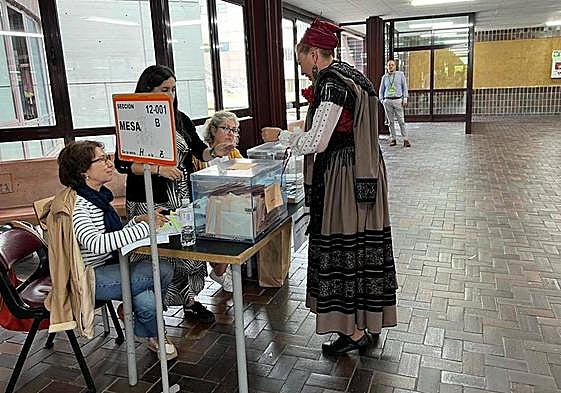 Adriana Pérez, de Celorio, votó en la Facultad de Medicina de Oviedo vestida de aldeana.