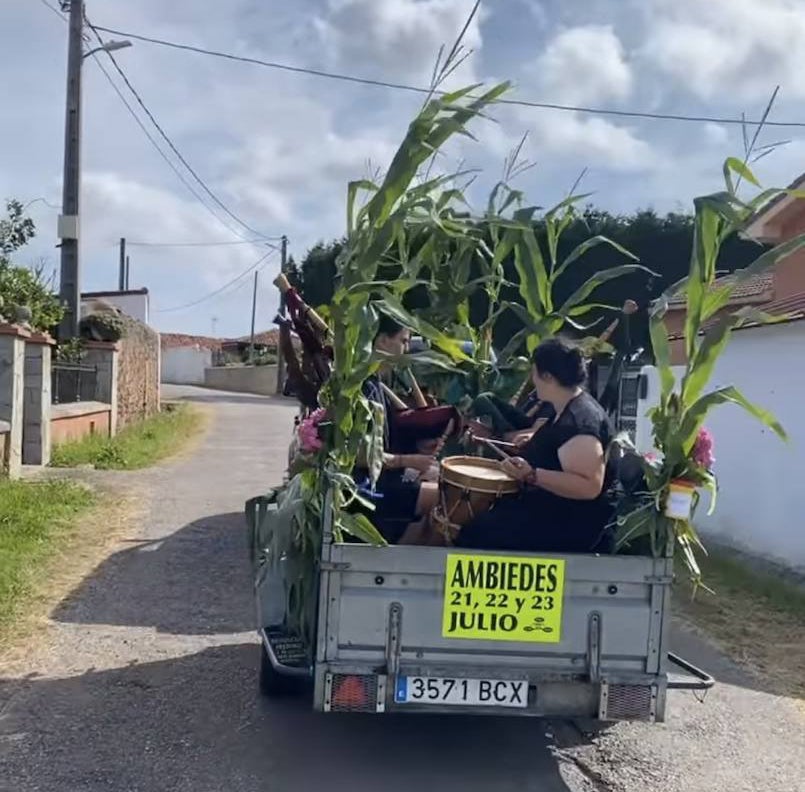 La fiesta de Santiago de Ambiedes fue al lado del colegio electoral.