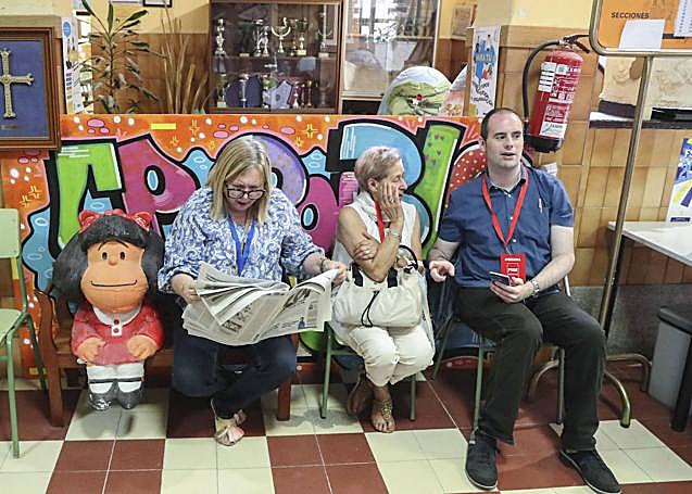 Interventores en el colegio Pablo Miaja, de Oviedo.