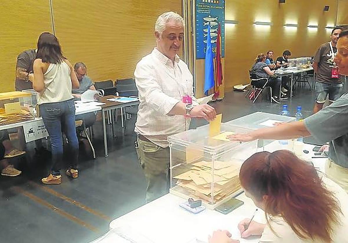 Ángel García, de IU, introduce su papeleta en las urnas.