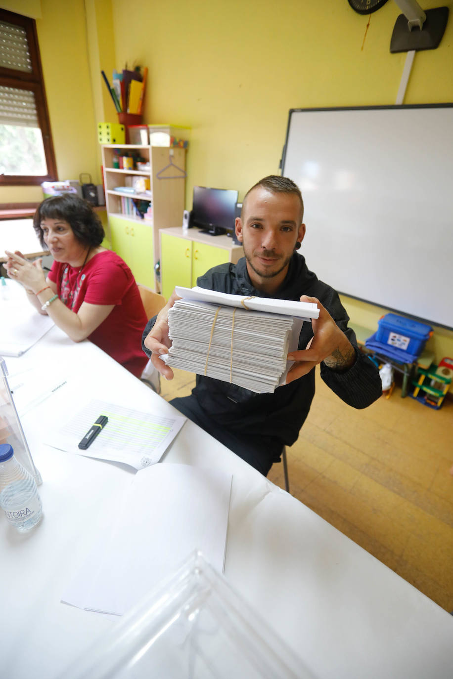 Las imágenes de la jornada electoral en Asturias