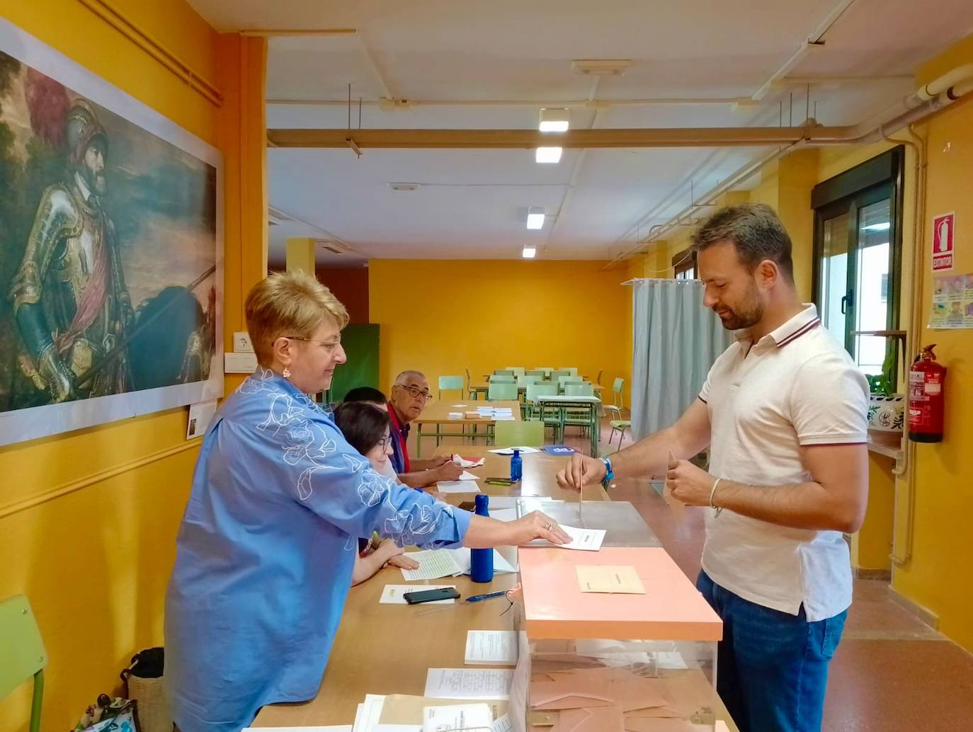 El secretario general del PP asturiano, Álvaro Queipo, vota en Castropol.