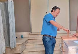 Alejandro Vega, alcalde socialista de Villaviciosa, en el momento de depositar su voto al Senado.