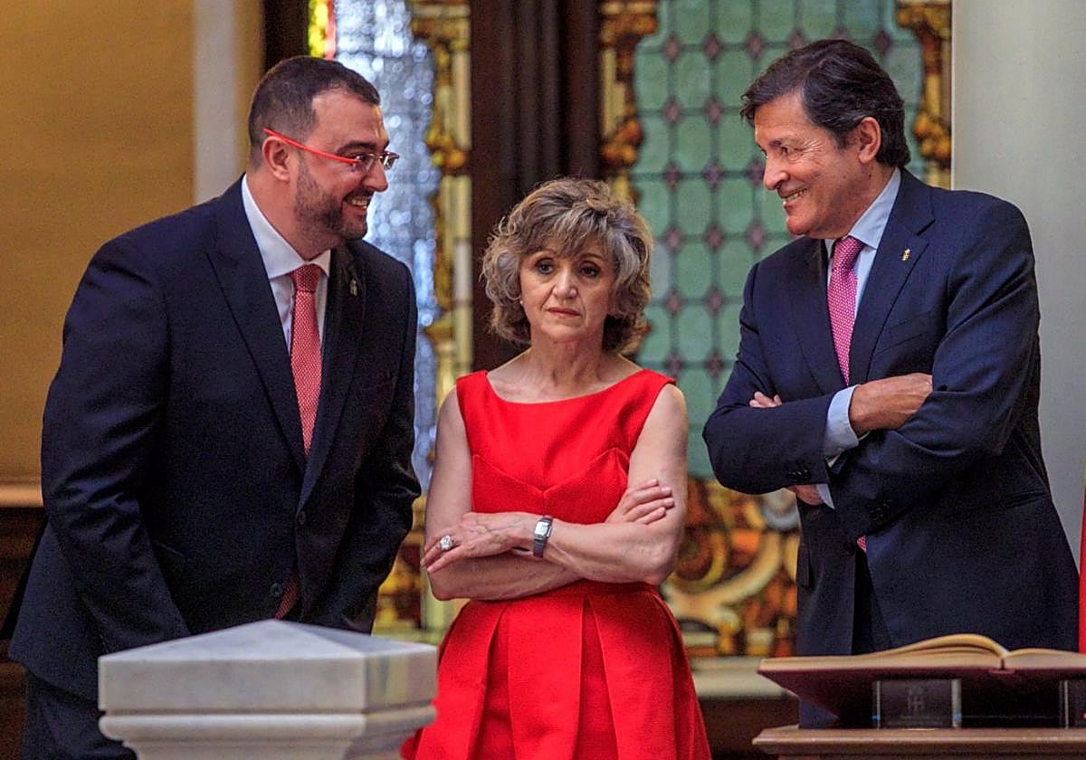 Adrián Barbón, María Luisa Carcedo y Javier Fernández, en la toma de posesión del primero, en 2019.