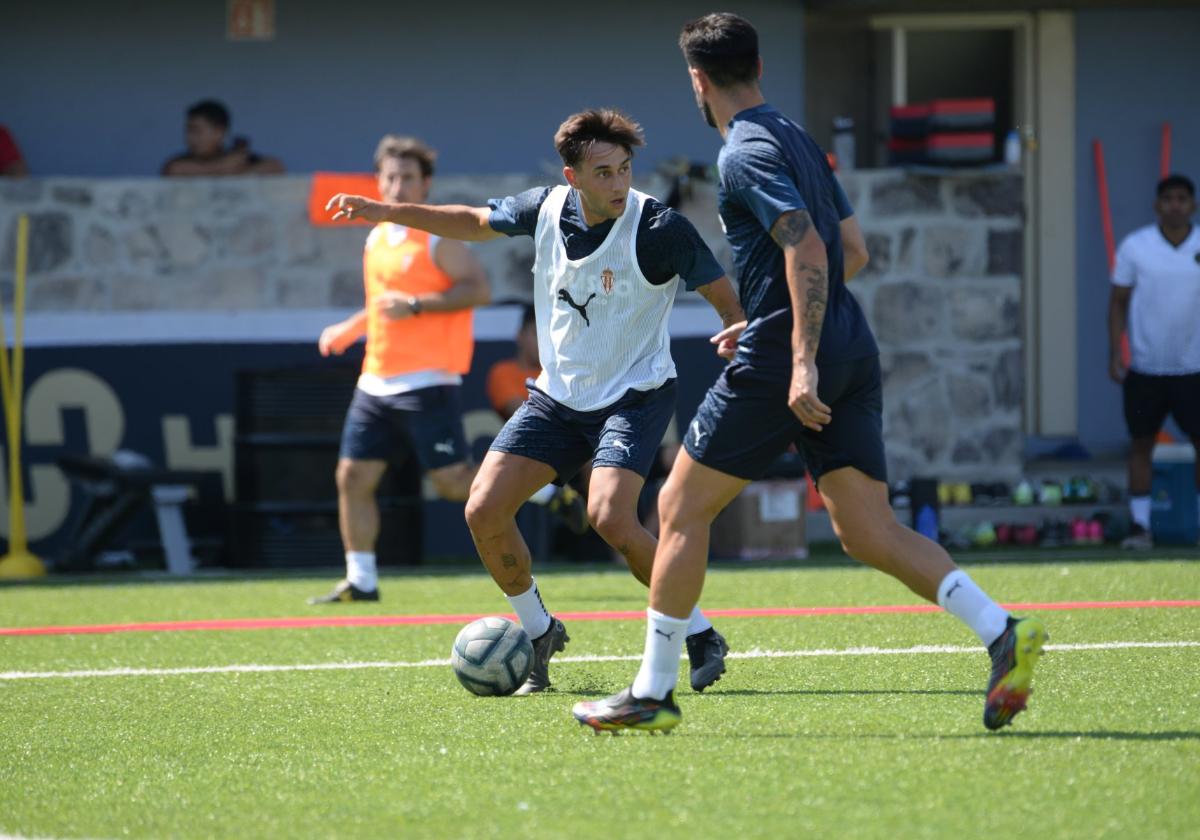 Pedro Díaz encara a Pablo Insua en un entrenamiento en México.