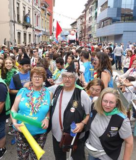 Imagen secundaria 2 - Las distintas peñas poniendo color en las calles de Arriondas antes del inicio de la competición deportiva