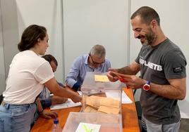 El alcalde de Siero, Ángel García 'Cepi', deposita su voto en las urnas.