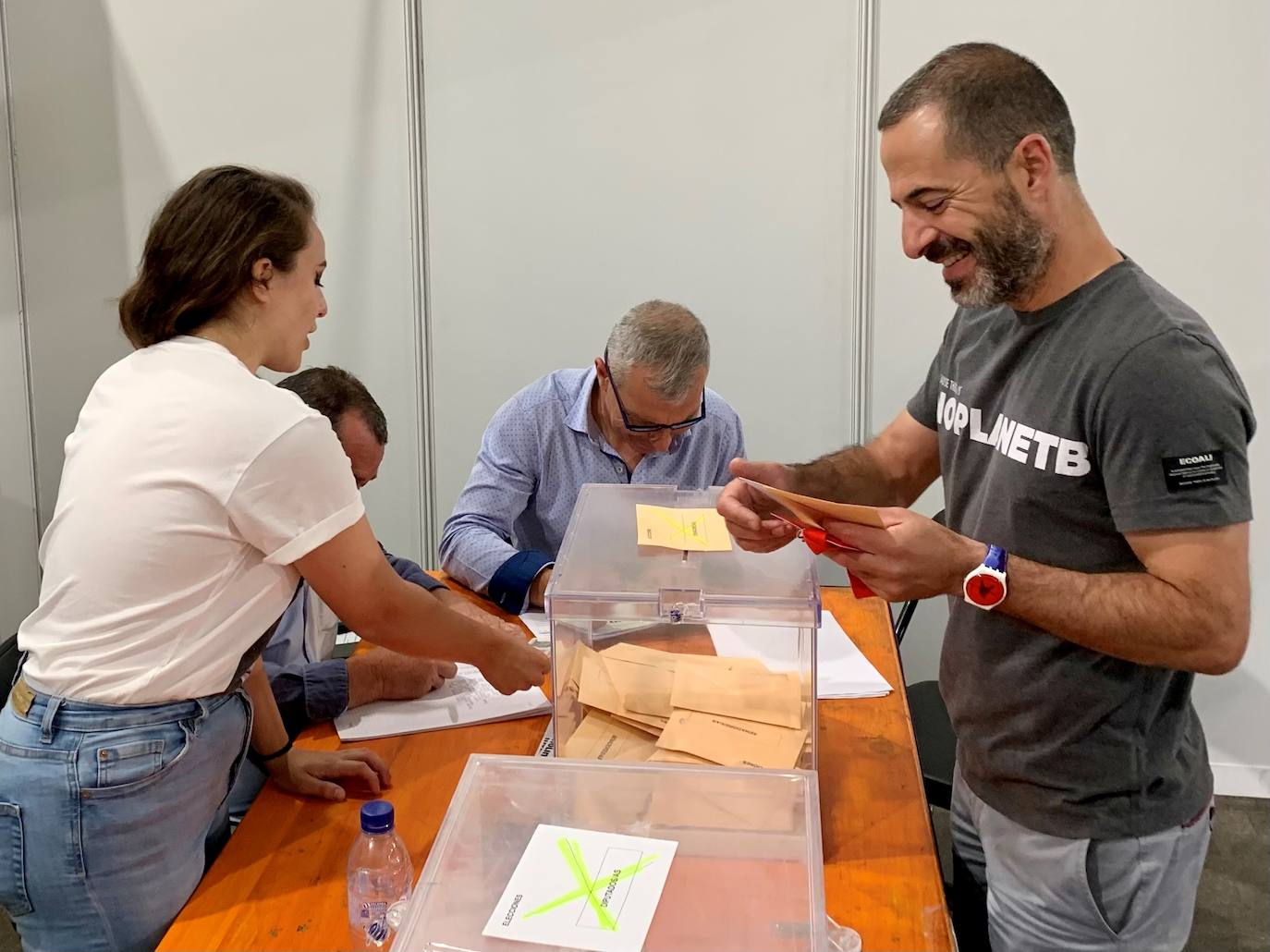 El alcalde de Siero, Ángel García 'Cepi', deposita su voto en las urnas.