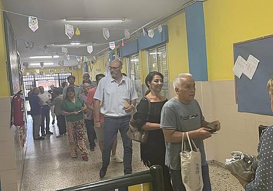 Colas a media mañana de ayer para votar en el colegio electoral de Turiellos, en Langreo.