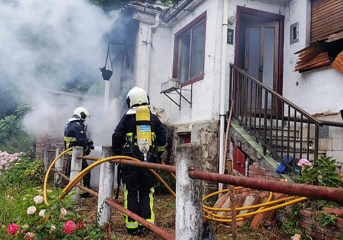 El fuego calcina parte de una vivienda en Aller