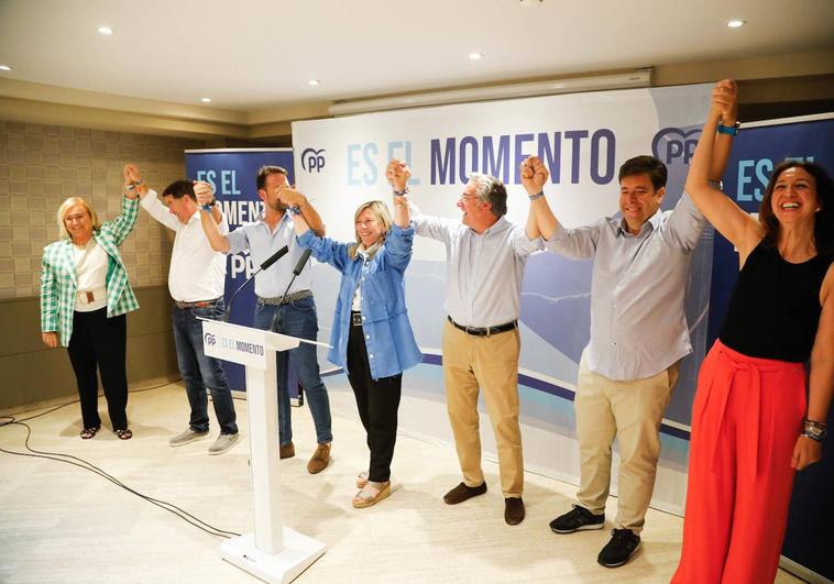 La cabeza de lista del PP al Congreso, Esther Llamazares, con el secretario general, Álvaro Queipo, y los candidatos al Congreso y Senado, celebraron los resultados.