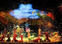 Todos los artistas, al final del espectáculo.