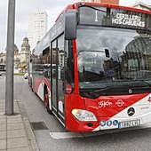 Un autobús de la línea 1 de EMTUSA, a la que se pretendían destinar los nuevos vehículos eléctricos financiados por la Unión Europea.