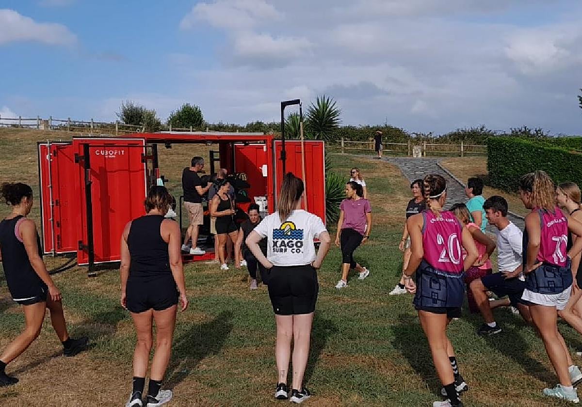Actividad deportiva en torno al Cubo Fit realizada en Peroño.