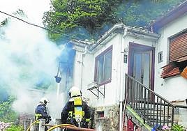 Bomberos en plena tarea de extinción del fuego en Oyanco.