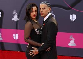 Rosalía y Rauw Alejandro en los Latin Grammys.