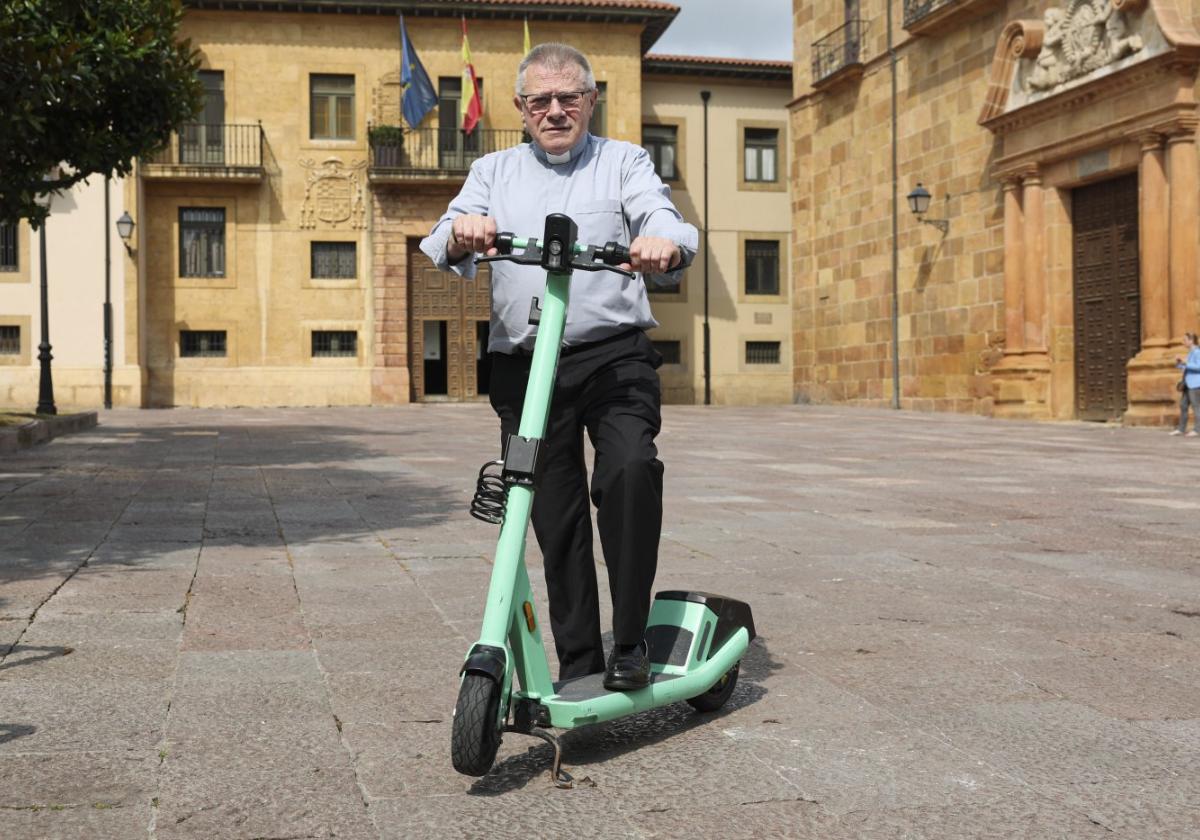 «Viajo con una almohada muy pequeña para los problemas de cervicales y un libro, porque, para la oración de todos los días, llevo unas aplicaciones en el móvil. Hay que ponerse al día», cuenta Adolfo Mariño.