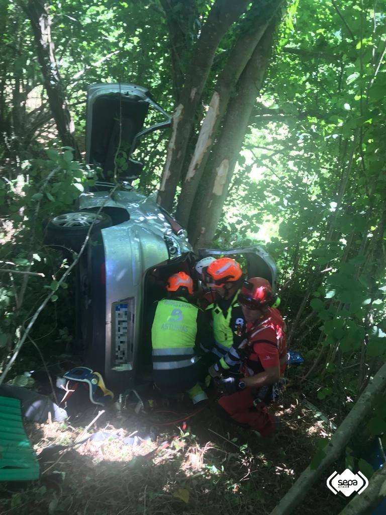 Imagen secundaria 2 - Herido un conductor al salirse de la vía y caer por un desnivel de cien metros en Belmonte de Miranda